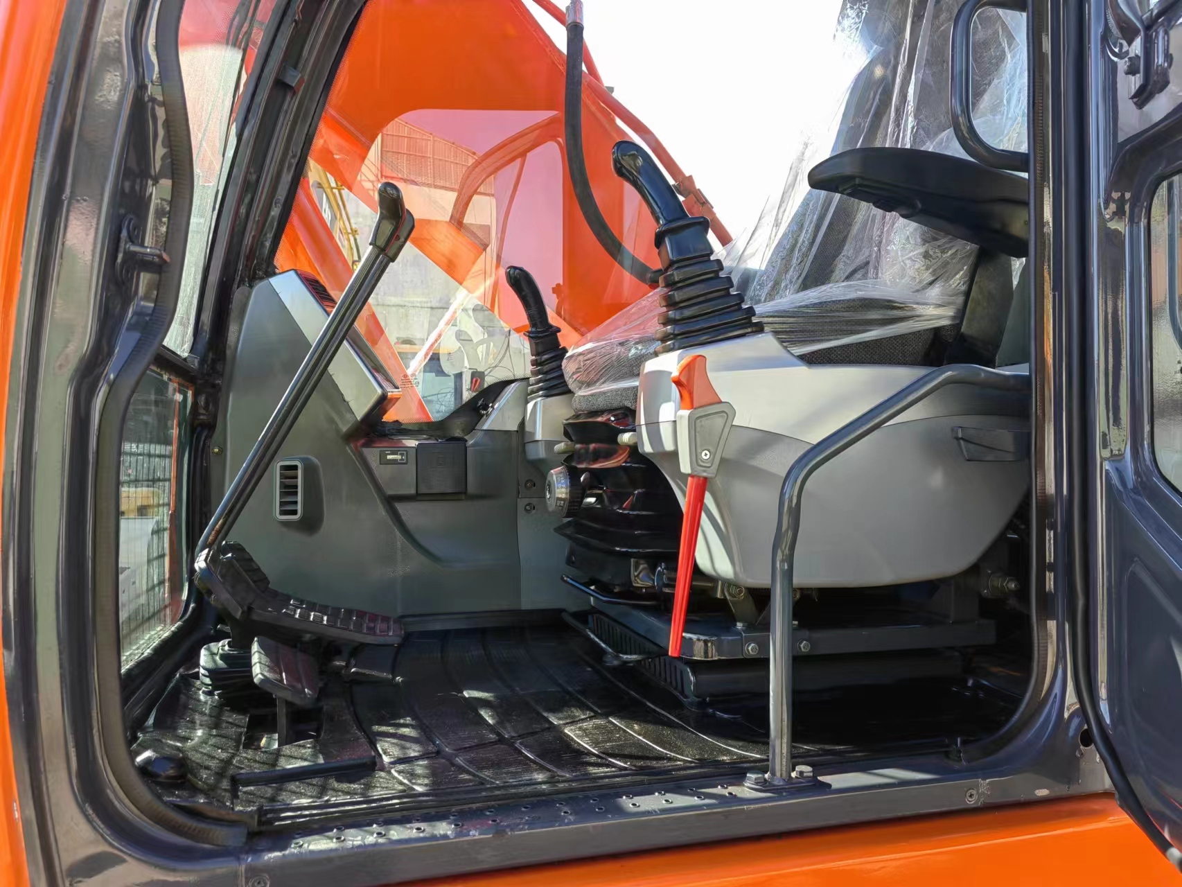 Doosan DX225 Excavator Construction Equipment from Korea with Transport Width 2.80 m