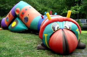 China Inflatable bugsy the caterpillar tunnel maze for children games factory