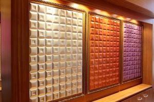 China Customized Hard Density Fiberboard Colorful Gemetric Patterns Leather Surface factory