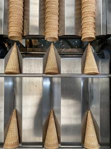 China ISO 3.37kw Ice Cream Cone Maker Machine With PLC Control factory