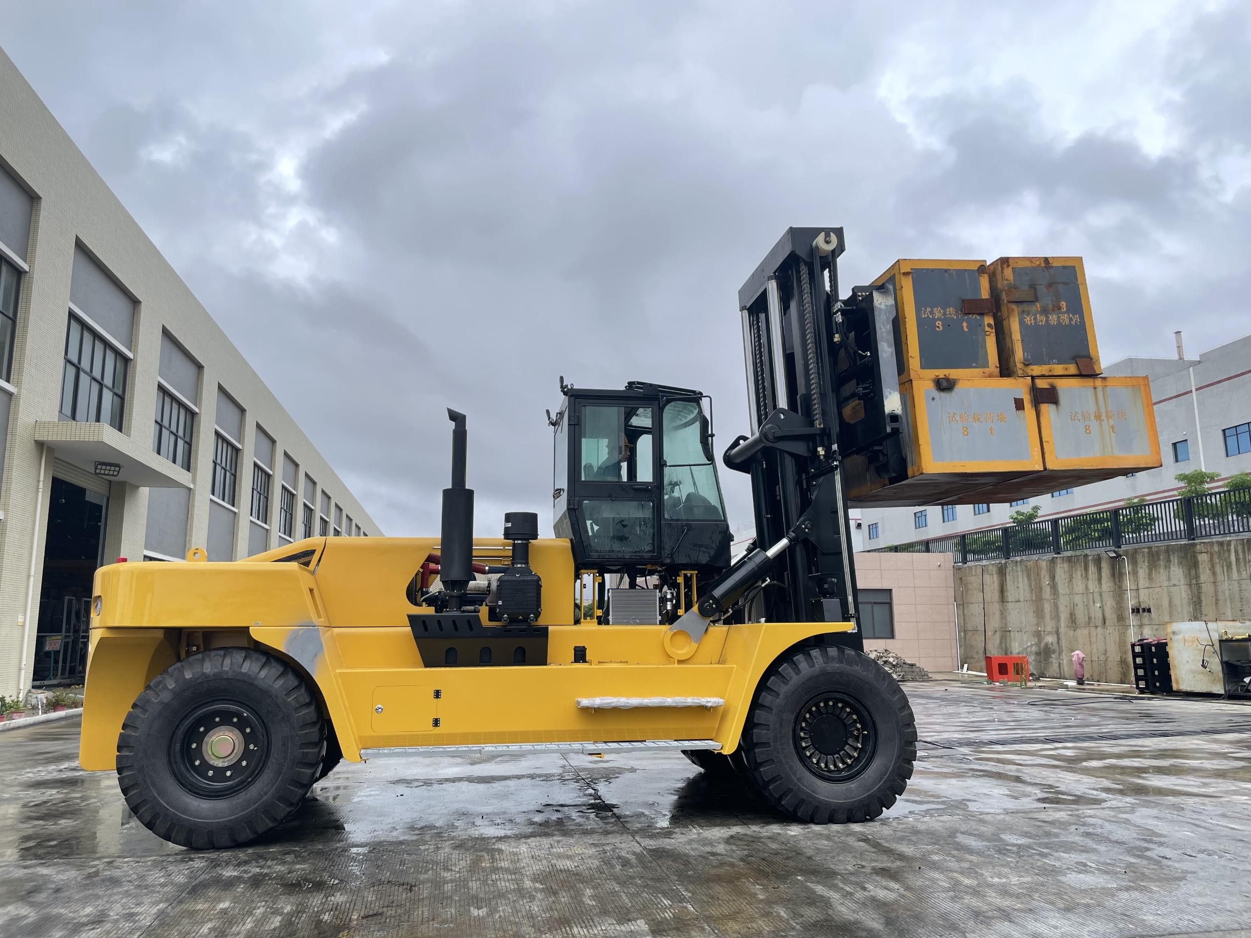 Wei Chai Engine 30 Ton 35 Ton Diesel Port Forklift Rough Tire Min Lifting Height 200MM