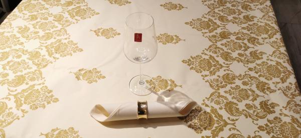 high qlty disposable soft luxury water proof table cover for party and hotel