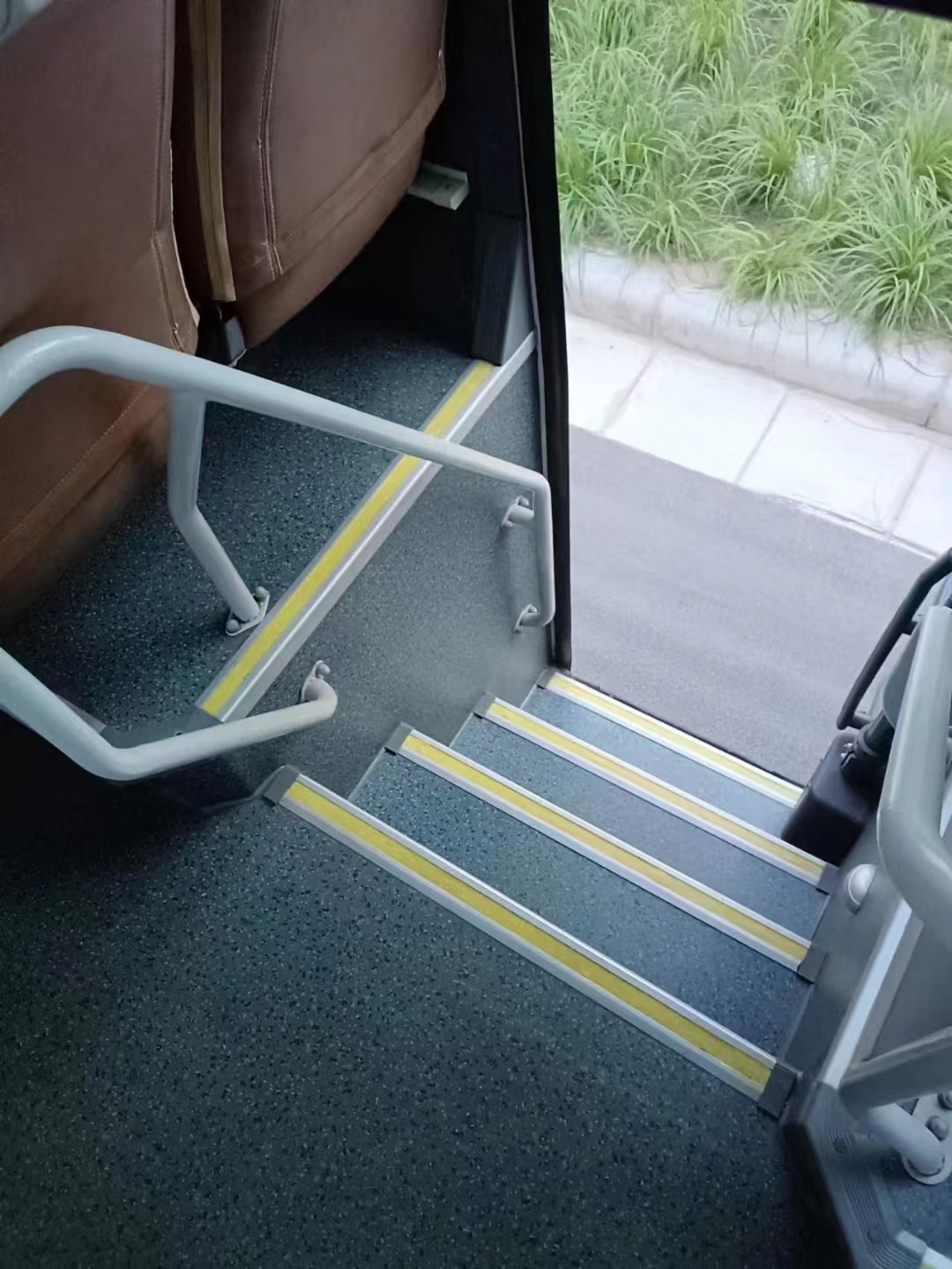51 Seats Used Golden Dragon Bus XML6113 Passenger Coach Bus Left Hand Steering