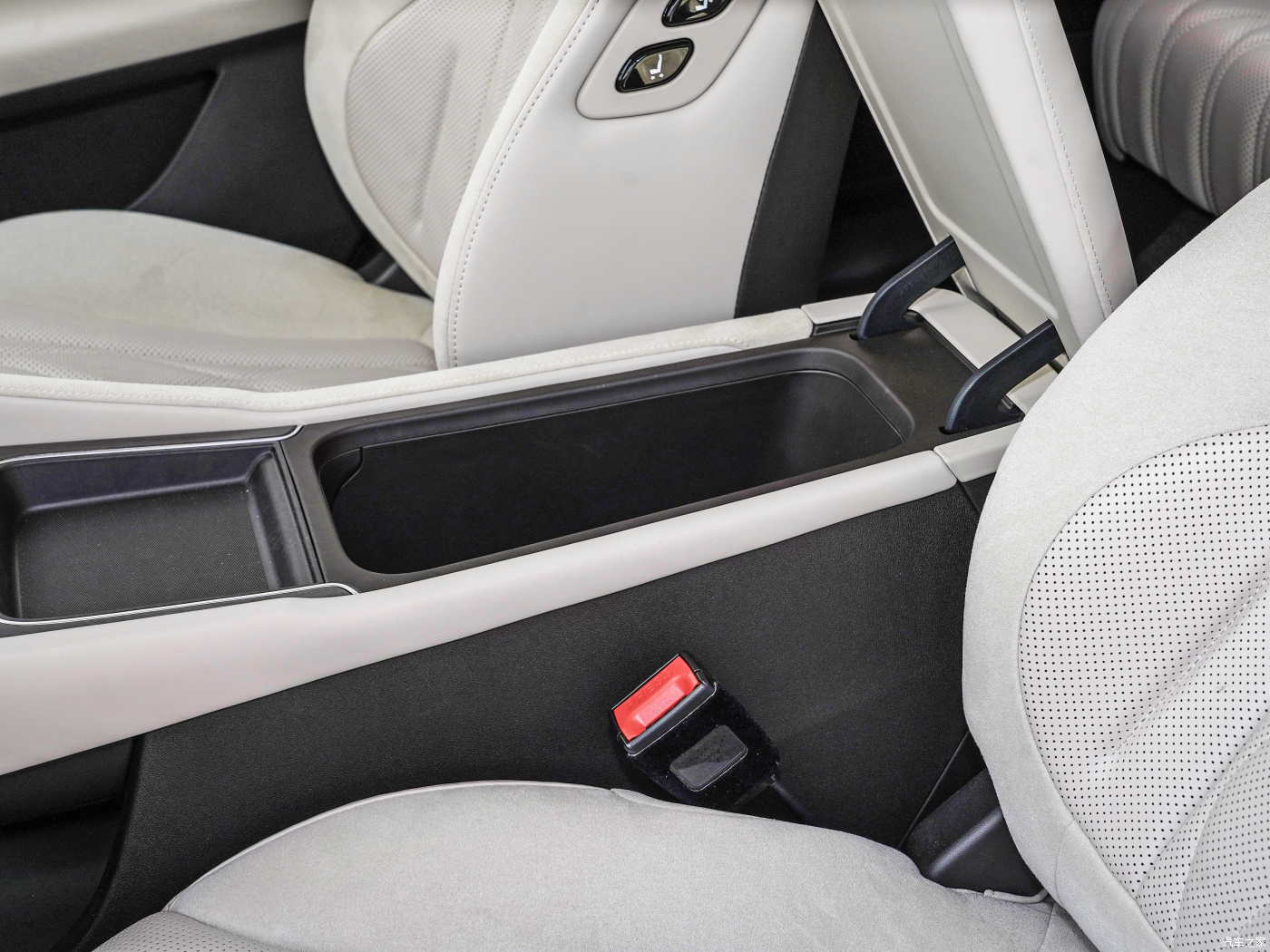 Body structure 4-door 5-seat SEDAN PLUG IN HYBRID Electric Car by ROEWE D7 DMH BIG Energy Vehicle