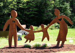 China Garden Art Decor Corten Steel Sculpture Family Parents and Children Playing factory