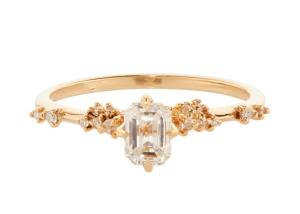 China Fashion Emerald Cut Diamond Ring , Claw Set Engagement Ring With 6×8mm Stone factory
