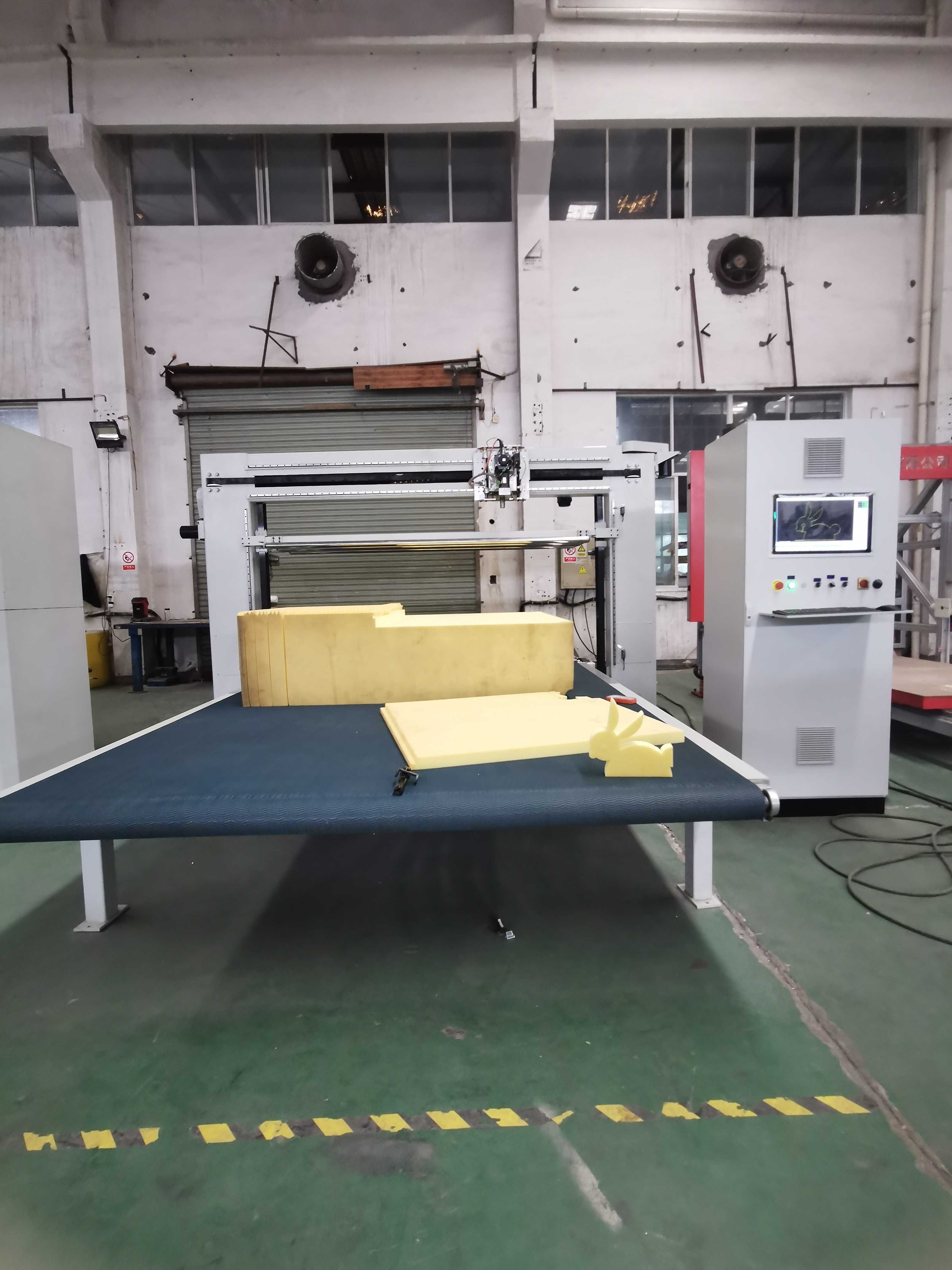 Smart Foam Cutting Solution Advanced CNC Double Oscillating Knife For Furniture Packaging Toy Industries