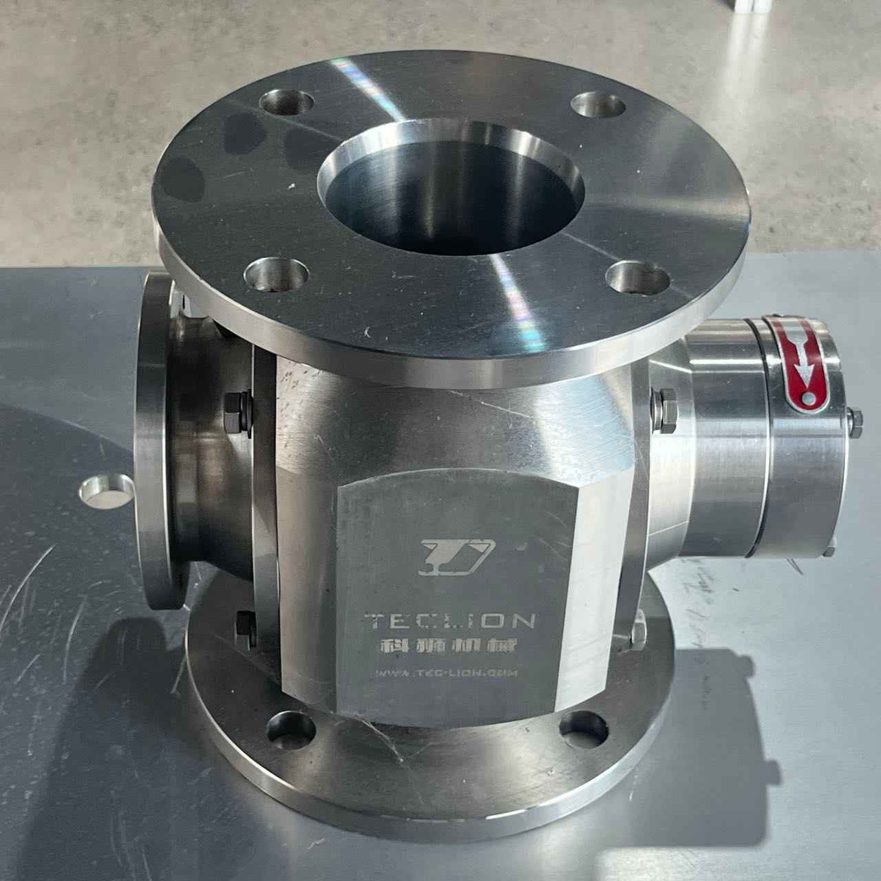 Stainless steel rotary valve for conveying food and drug powders