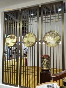 China SS304 201 Gold Hairline Stainless Steel Screen Decoration Hotel ,Wall，Restaurant factory