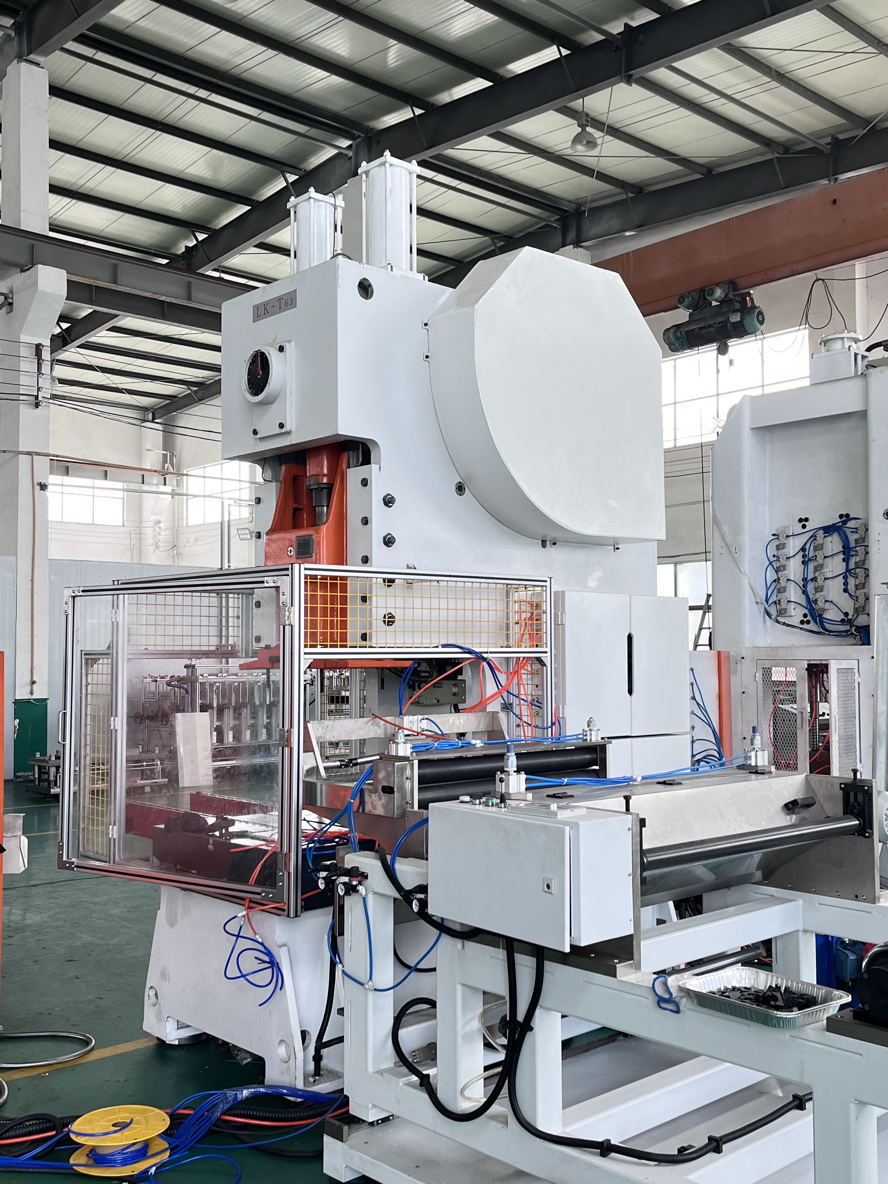 Mitsubishi Servo Motor Driven Aluminium Foil Plastic Food Container Making Machine Easy Using