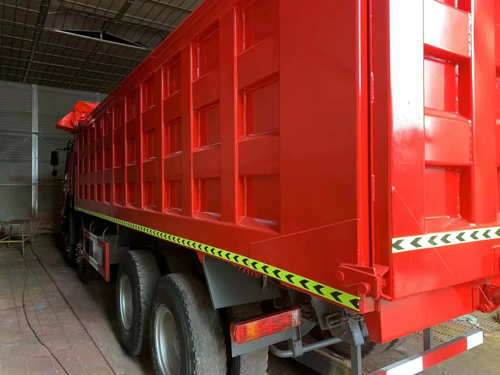 Used Commercial Trucks HOWO Dump Truck 8*4 Right Steering 371hp Truck Body 7.3*2.45*1.5m