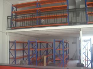 China 500kg manual operation longspan medium duty shelving with wood shelves factory