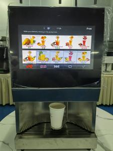 China CUI/OUI Table Top Instant Coffee Vending Machine With Cup Dispenser factory