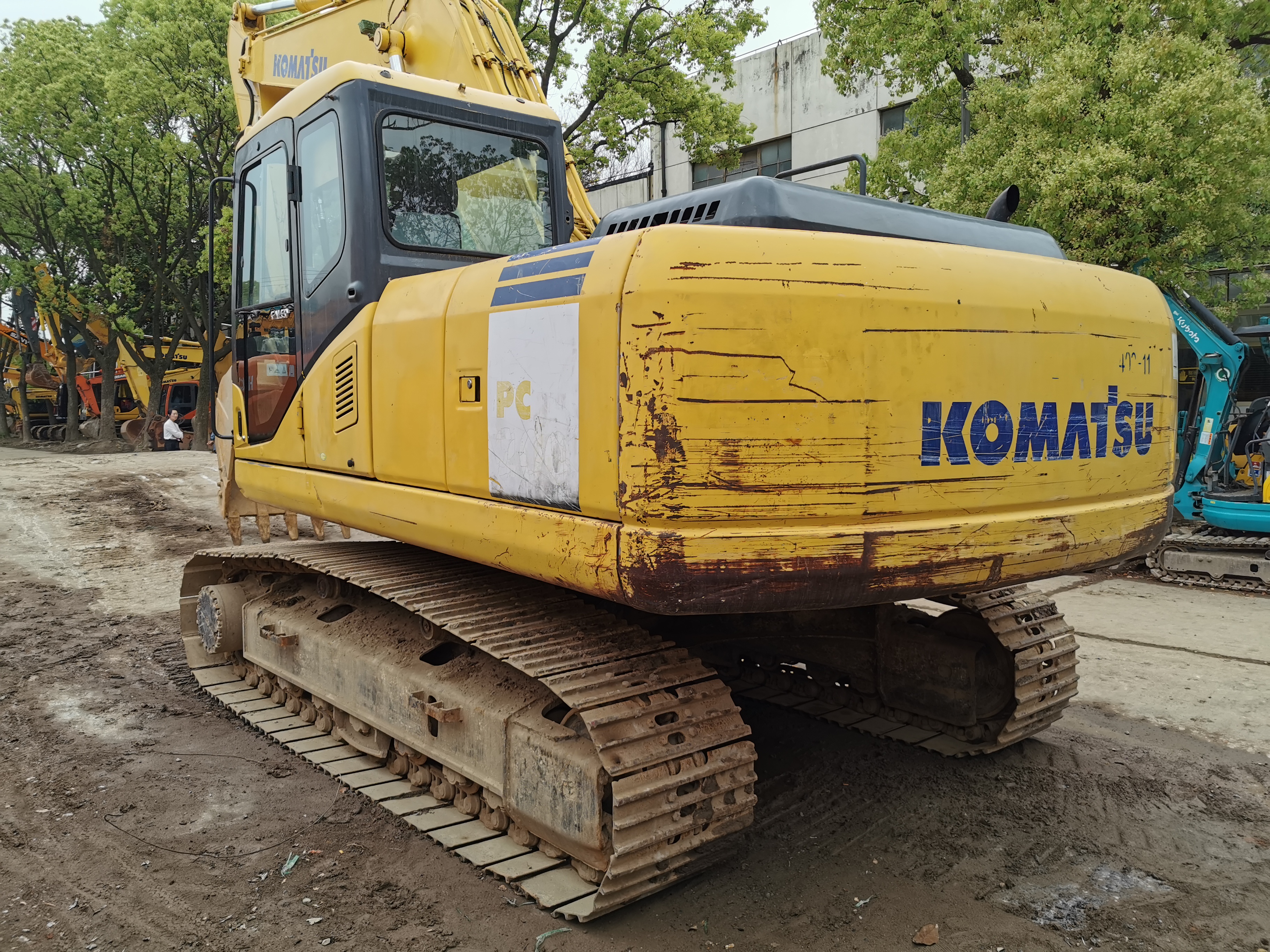 Used Komatsu PC200 Crawler Excavator with 0.8m3 Bucket Capacity and Original Color