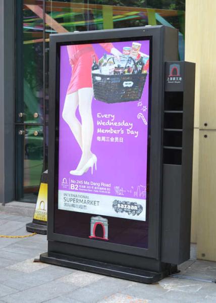 2500 nits High Brightness 65 inch Double Sided Outdoor Digital Totem , 4K