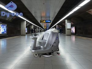 China Large Ride On Floor Scrubbers For Transportation Hubs factory
