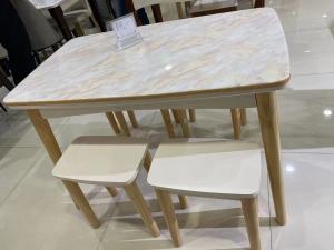China Uniform Texture Oak Dinette Set Good Wear Resistant With Granite Table Top factory