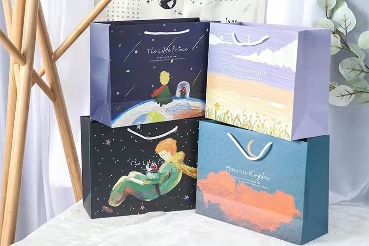 China Little Prince Print Recycled Paper Merchandise Bags 33x25x12cm factory