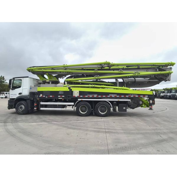2023 Used Zoomlion 52m Concrete Pump Truck with Mercedes Benz truck