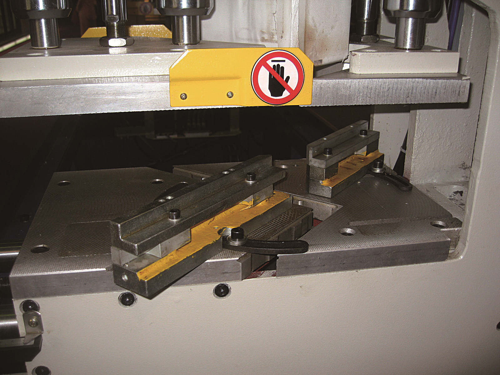 Automatic upvc window corner welding 2mm welding seam machine, precision window corner welding