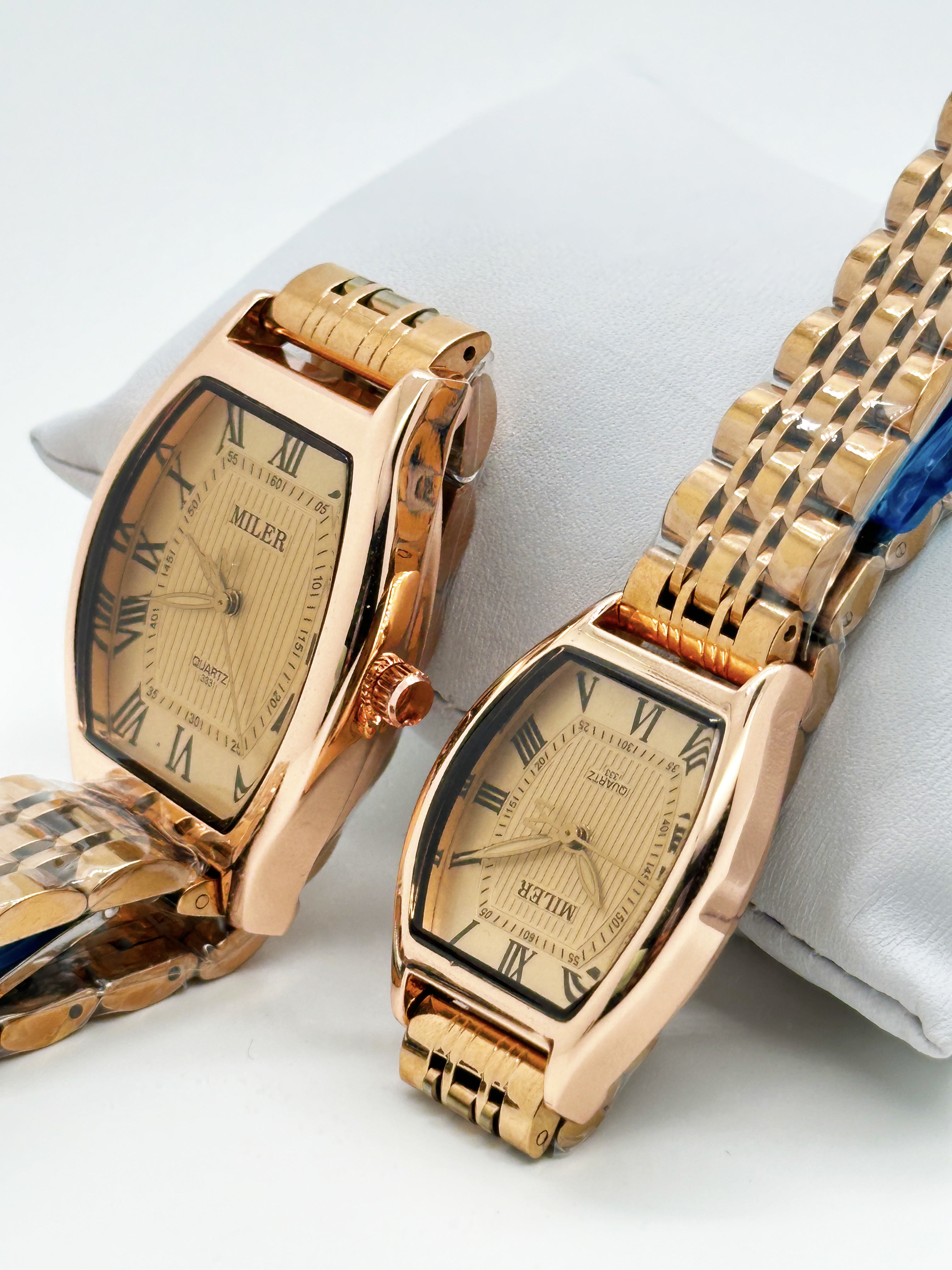 Elegant Analog Quartz Stylish Couple Watch With Stainless Steel Case And Buckle Strap