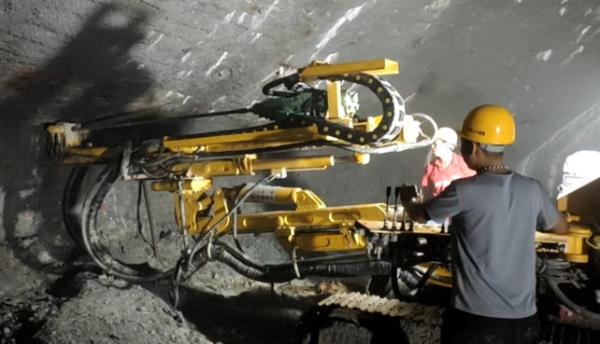Tunnel Construction Crawler Type Rock Drill Rig 18kw Impact Power R32/R38/T38
