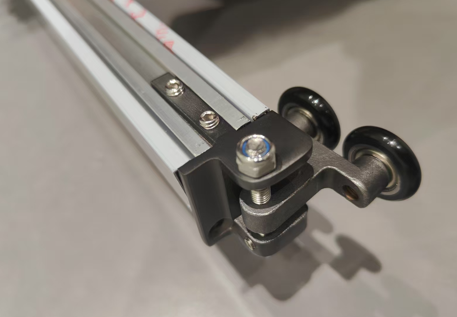 A minimalist one-line sliding door that maximizes opening space, with no