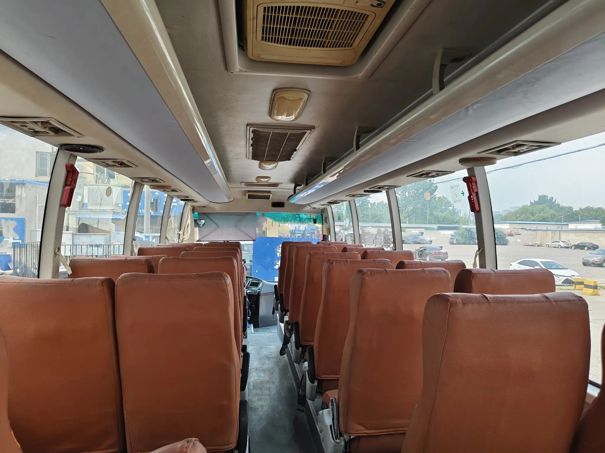 Used Commercial Bus Yuchai Engine 200hp Luggage Rack 37 Seats White Color Left Hand Drive Higer Bus KLQ6856