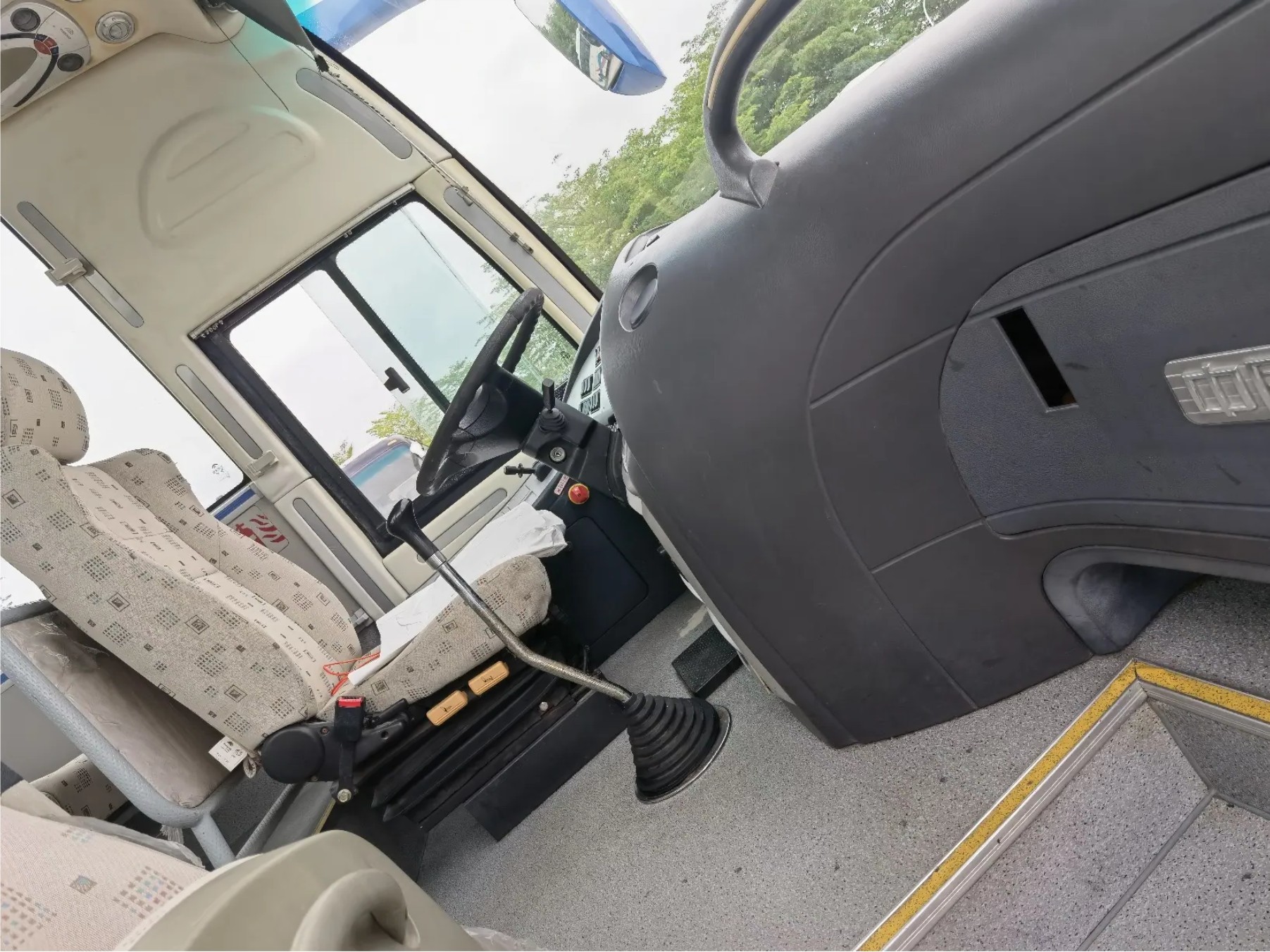 Used Shuttle Bus 45 Seats Big Luggage Compartment 10.5 Meters Yuchai Engine Middle Door 2nd Hand Yutong Bus ZK6107