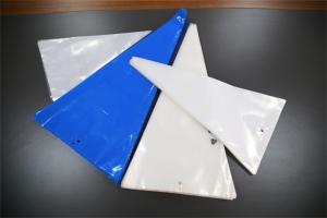 China Icing Decorating Small Disposable Piping Bags Plastic Pastry Bags Triangle Shaped factory