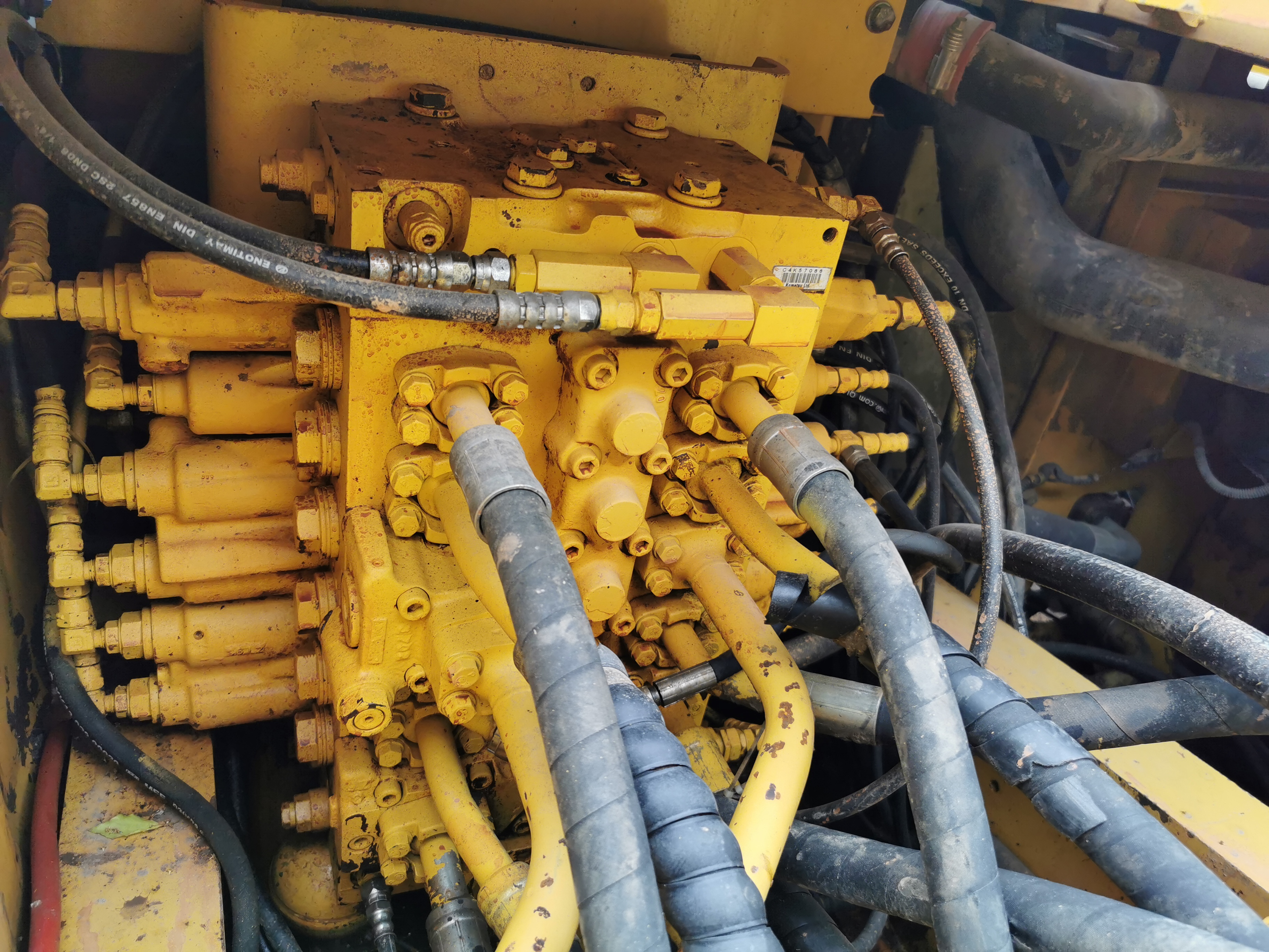 Used Komatsu PC200 Crawler Excavator with 0.8m3 Bucket Capacity and Original Color