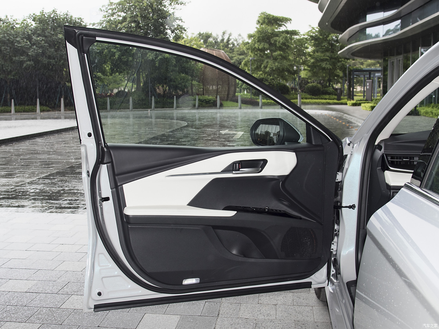 2024 Toyota Camry 2.0L Sports Plus Hybrid Sedan FWD Left-Hand Drive Single Motor 4915*1840*1450 for Chinese Markets