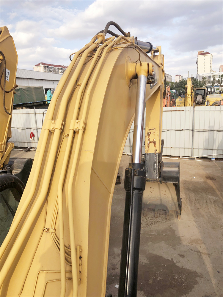 Japan Original Caterpillar 325C Excavator 25 Ton with Good Condition in Shanghai