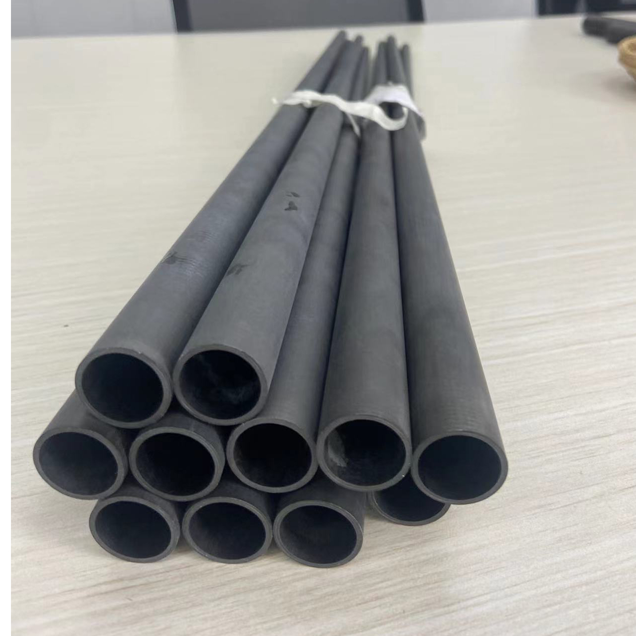 Black Round Carbon Fiber Pool Cue Break Cue With 0% Ash Content For Customer's Needs