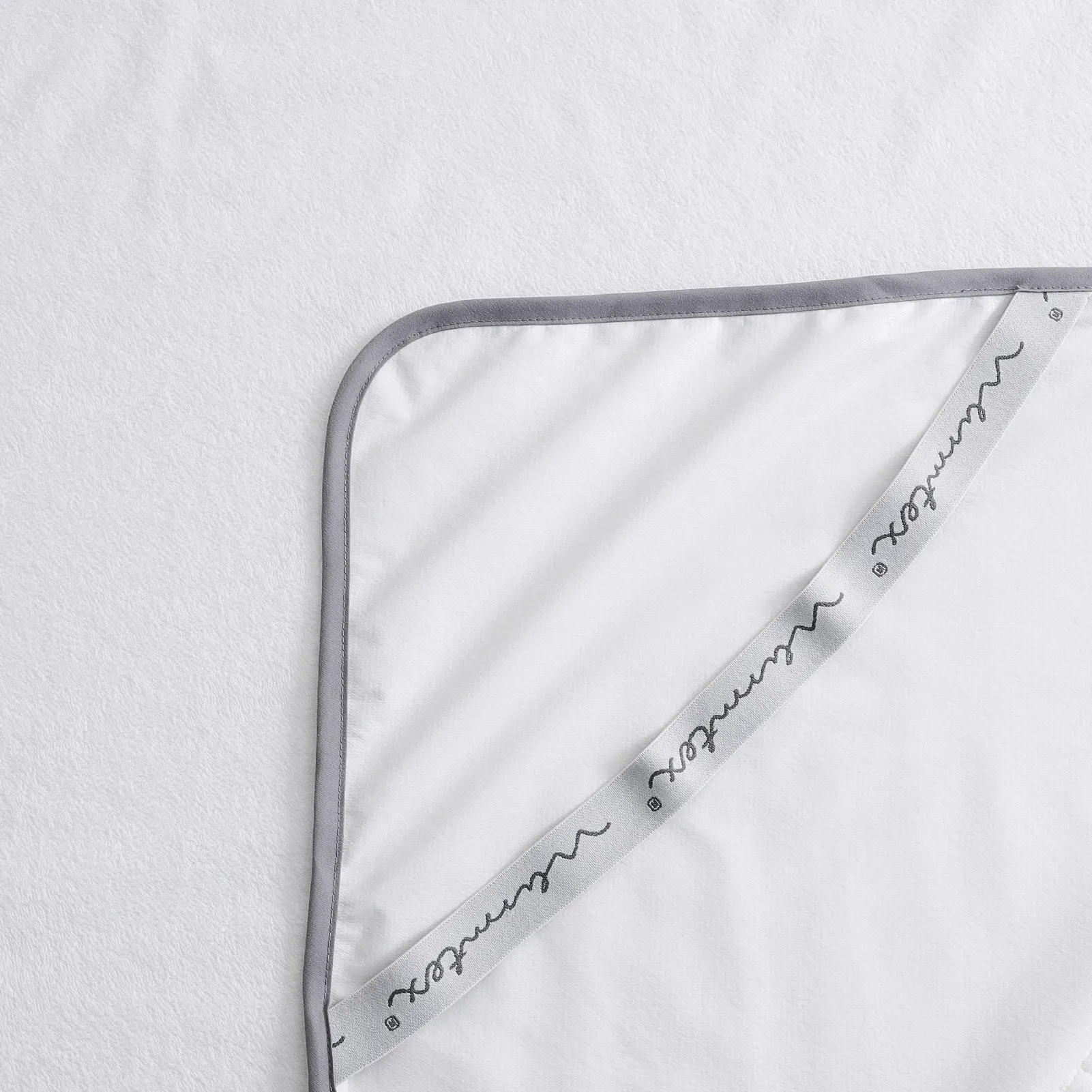 Customised Size Solid White Color Waterproof Terry Mattress Protector with Elastic Bands