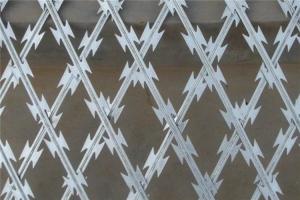China 800mm 1200mm Galvanized Razor Wire Fence Cross Razor Barbed Wire Fence factory