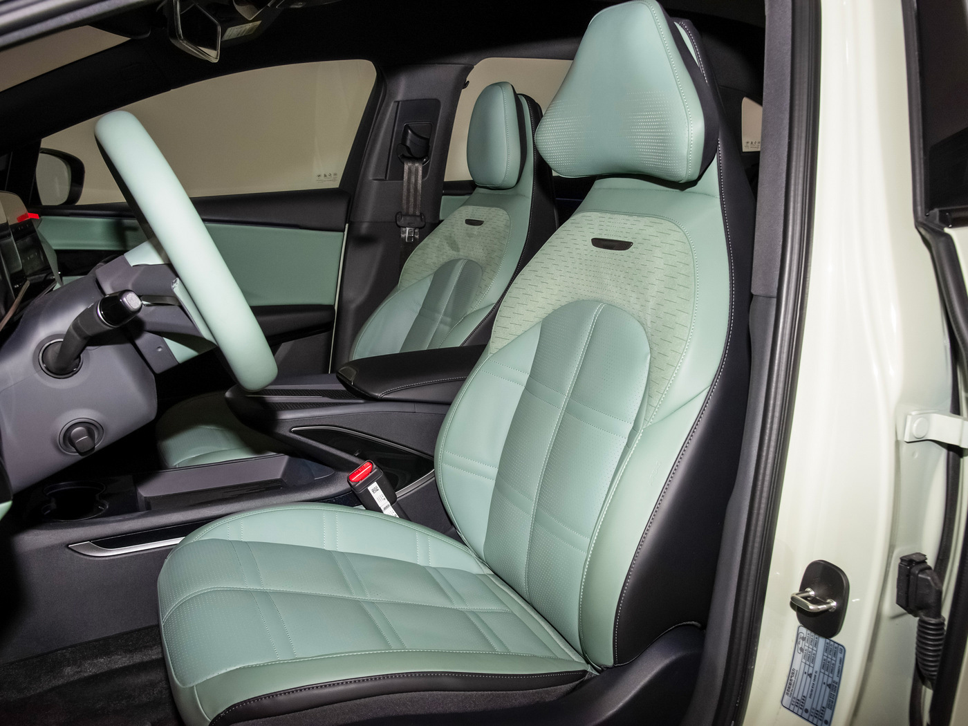 Max Speed 190km/h 2024 FAW Hongqi EH7 Electric Car with Long Range 820km and Energy-Saving Technology
