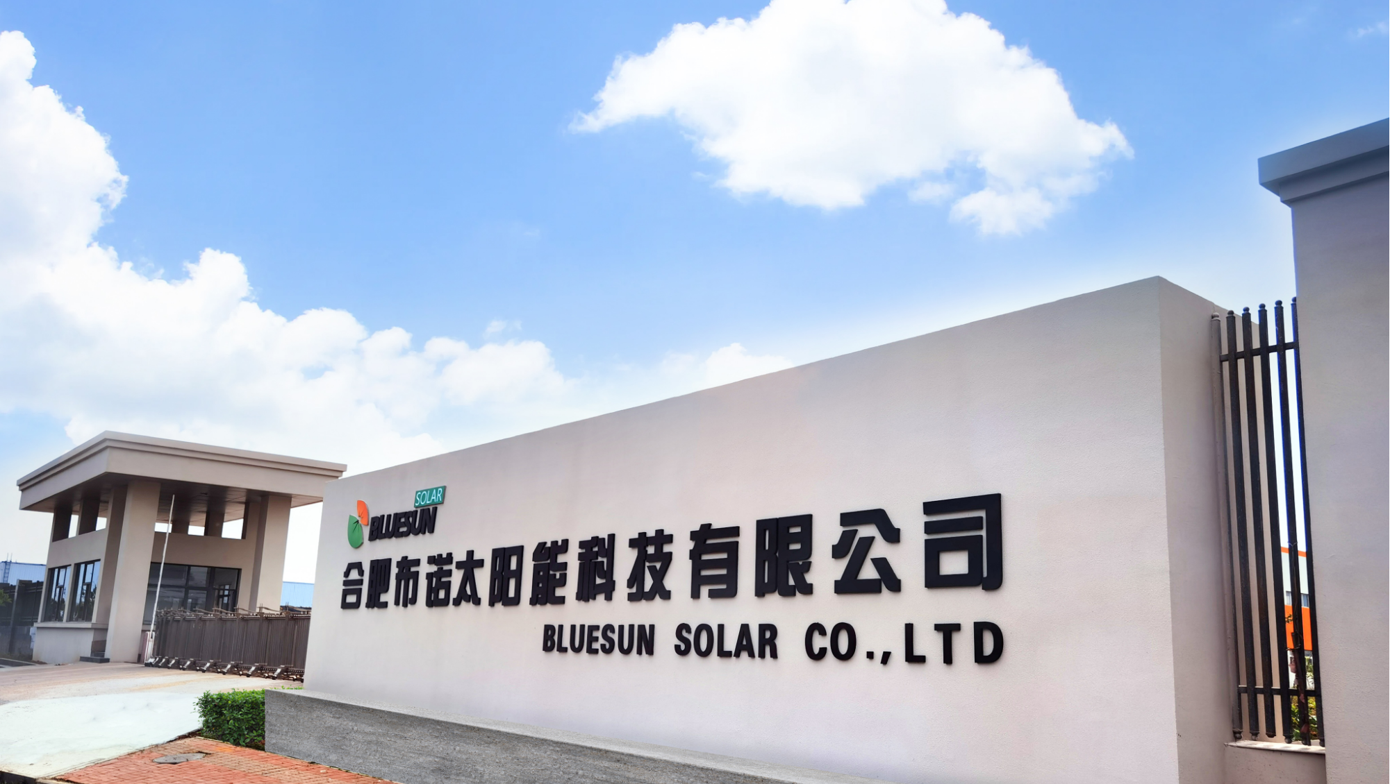 Bluesun 585w Solar Panel High Efficiency Shingled Solar Panels Roof Power Station Pv Module 585watt Hjt Pv Panel
