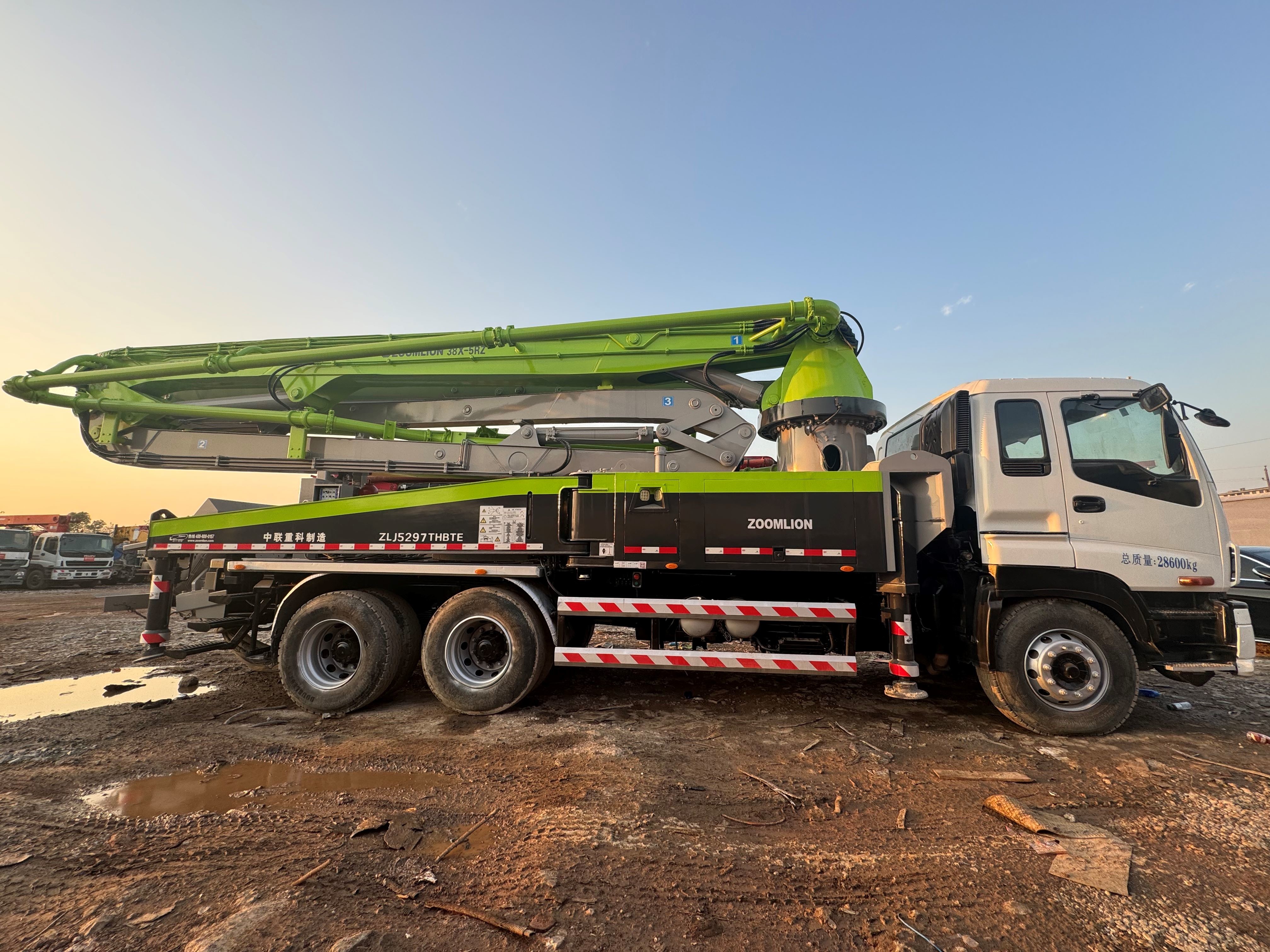 Refurbished 2013 Zoomlion 38 m concrete pump truck to install Isuzu chassis