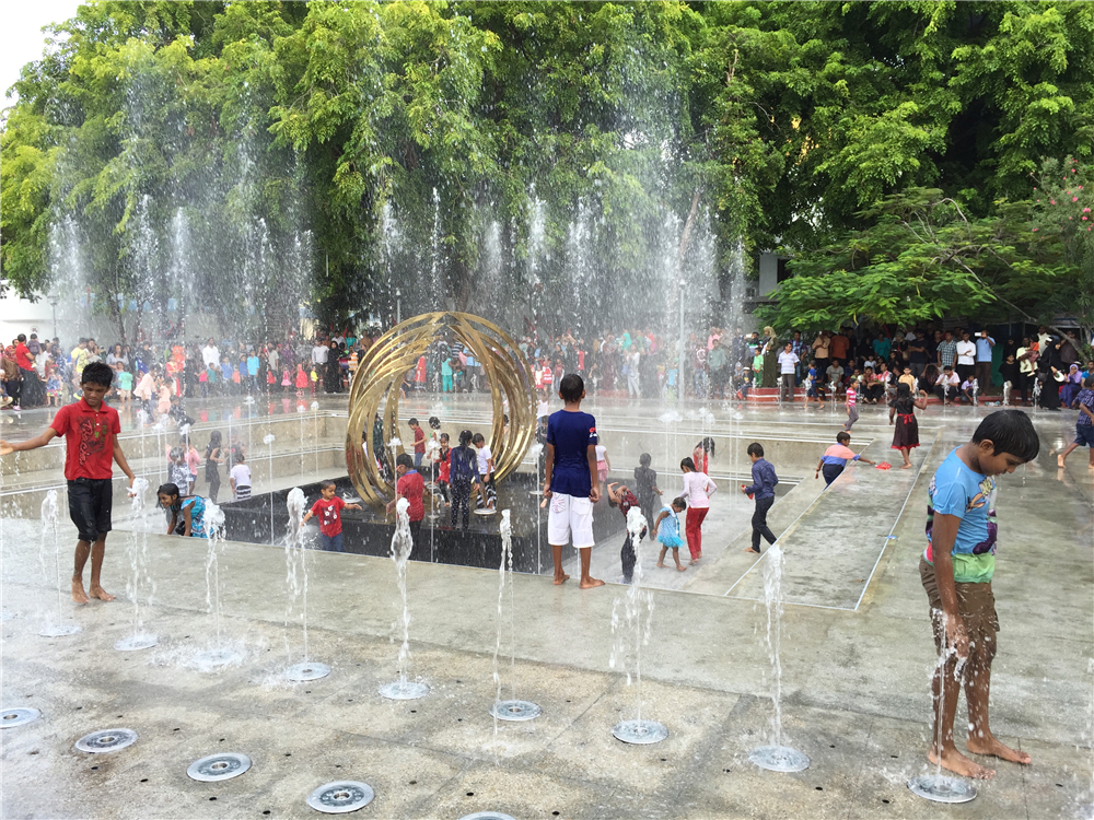Children Playing Dry Floor Dancing Musical Water Fountain