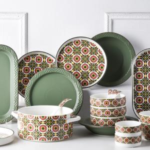 China Modern Design Style Christmas Ceramic Dinner Set Under Glazed Porcelain Gift Set factory