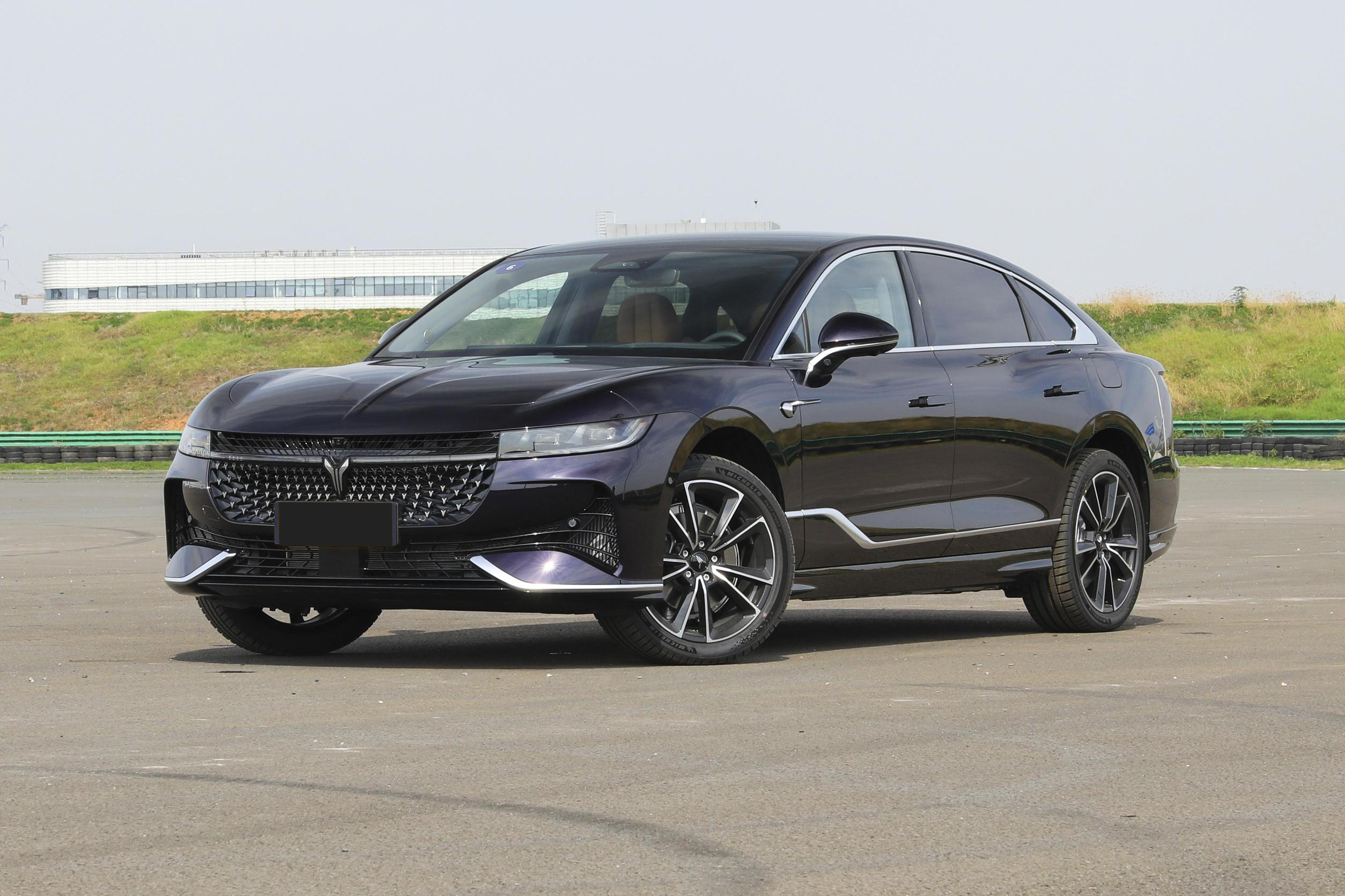 2024 Chasing Light PHEV Ultra Long Range Sedan Latest 4WD Energy Vehicle with 1260km Pure Electric Range and Dual Motor