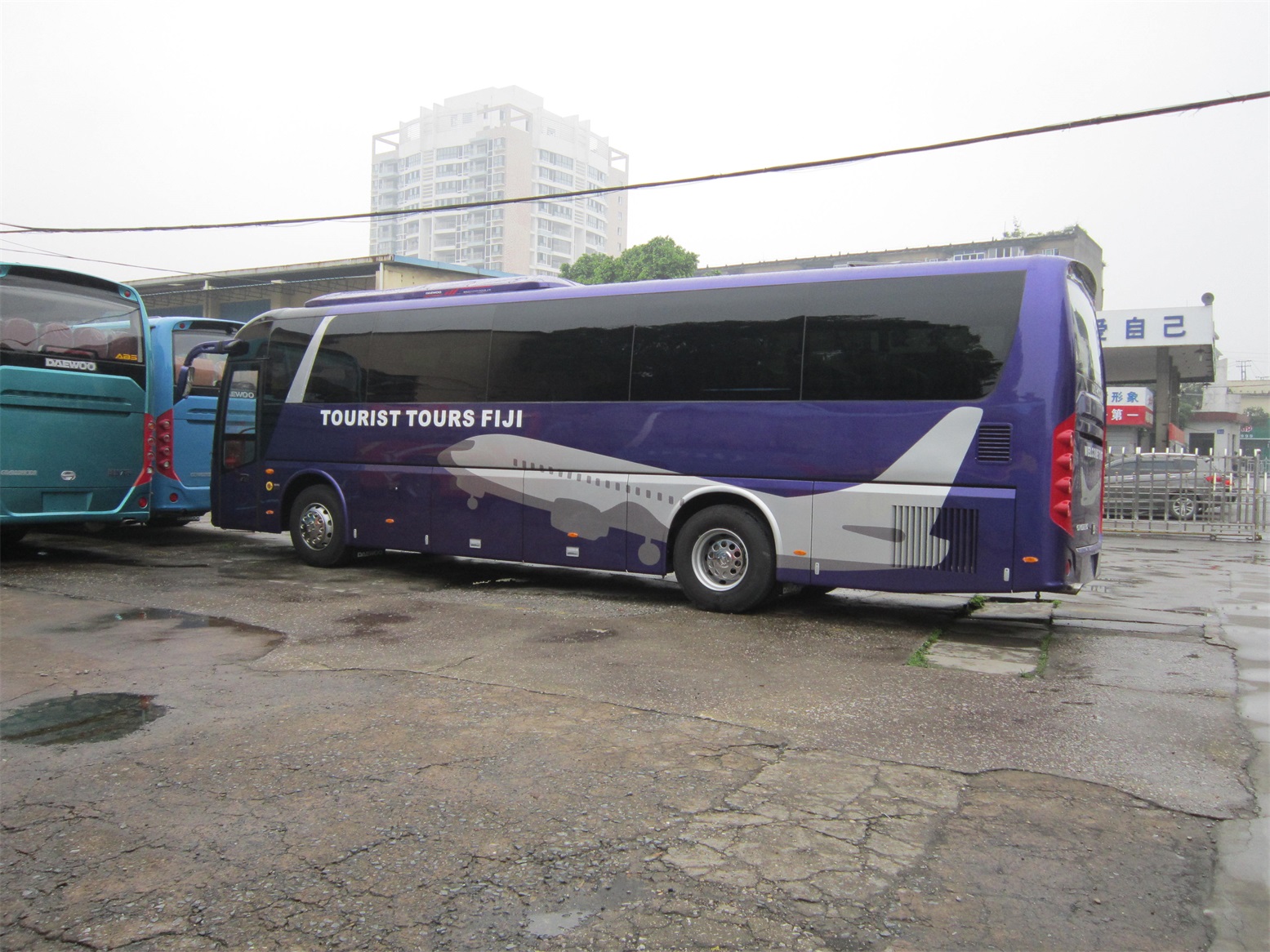 Used Dawoo Bus with Yuchai Engine Luxury City Buses and Right Hand Drive Coach