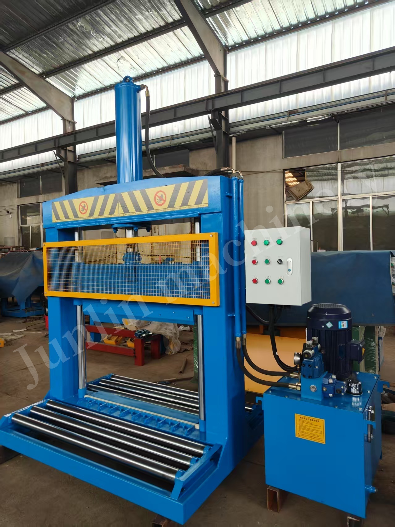 China Fully Automatic Rubber Cutting Machine Vertical Rubber Bale Cutter 80KN factory