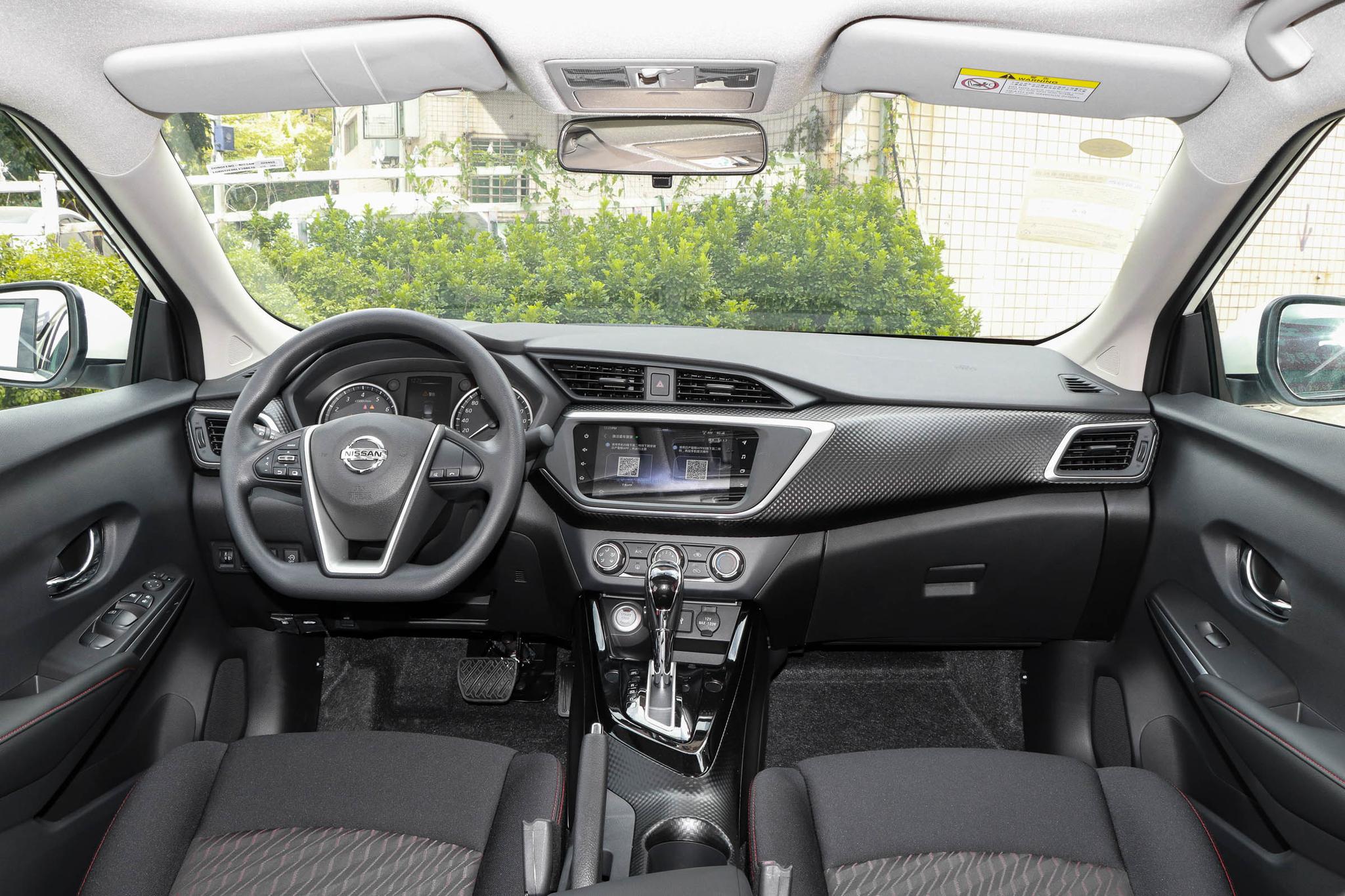 Gasoline Left Hand Dongfeng Nissan LANNIA 185 High Speed 4-door 5-seater Hatchback Used Car