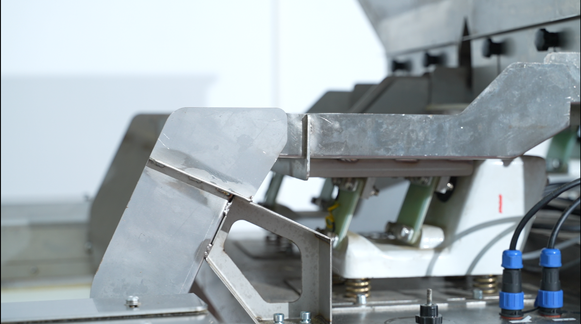 Lithium-ion Battery Sorting Machine Based On Image Recognition, Achieving