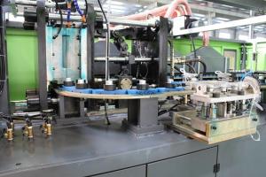 China 6 Cavities Automatic Blow Moulding Machine factory