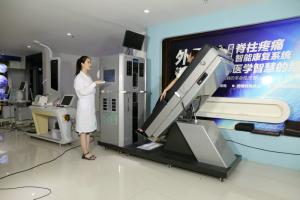 China Silver Non Surgical Spinal Decompression Machine With Touch Screen Computer factory