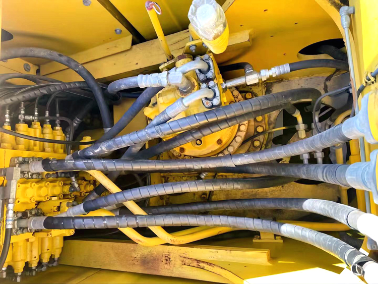 Japan Made 24 Ton Used Komatsu PC240 Excavator with Hydraulic System in Shanghai