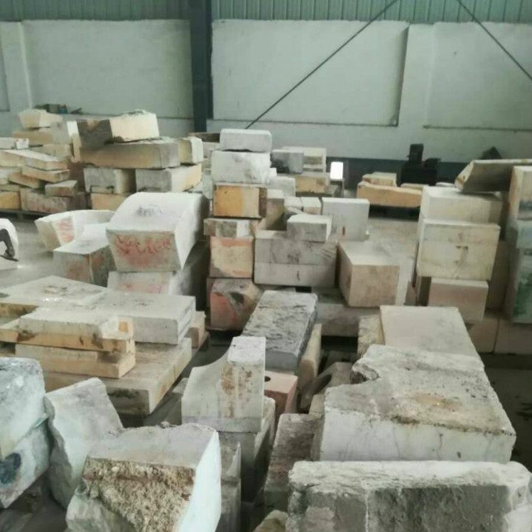 Inventory 40 Tons AZS Brick Scrap with 0.8-1.2% MgO Content and Little CaO Content